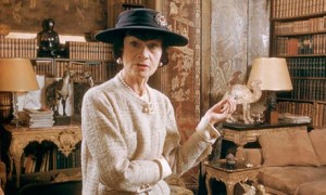 Coco-Chanel-in-her-appart-007