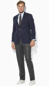 Jednořadý blazer, šedé flanelové kalhoty, košile s kravatou