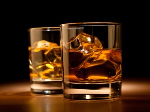 whiskey-drink-glasses-table-cube-ice